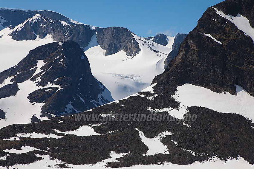 Mot Grotbrean og Grotbreahesten (2018 moh). Til høyre i bildet ses den bratte ryggen opp mot Søre Trollsteinhøe (2161 moh).