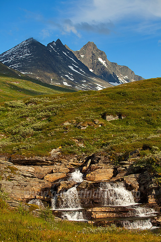 Sommerkveld ved klassisk motiv like ved Turtagrø. Helgedalselvi har noen fine stryk og i bakgrunnen troner Skagastølstindane.