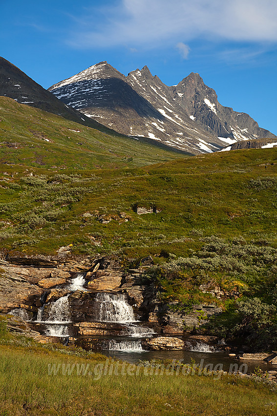 Sommerkveld ved klassisk motiv like ved Turtagrø. Helgedalselvi har noen fine stryk og i bakgrunnen troner Skagastølstindane.