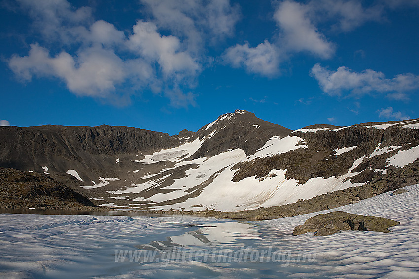 Ved Soleibotnvatnet mot Lauvnostinden (ca. 1970 moh), Nørdre Soleibotntinden (ca. 2030 moh) og Store Soleibotntinden (2083 moh).