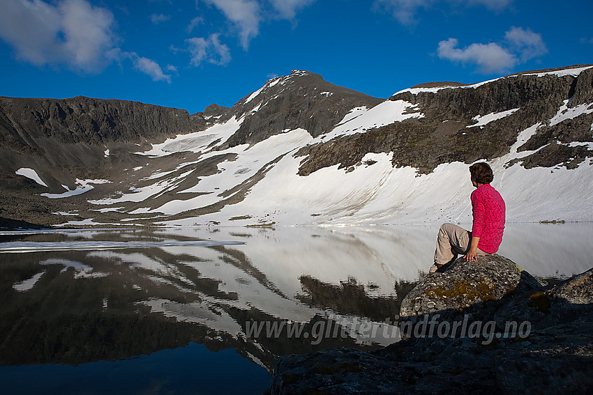 Ved Soleibotnvatnet mot Lauvnostinden (ca. 1970 moh), Nørdre Soleibotntinden (ca. 2030 moh) og Store Soleibotntinden (2083 moh).