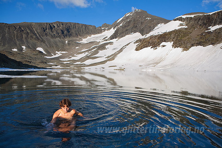 Ved Soleibotnvatnet mot Lauvnostinden (ca. 1970 moh), Nørdre Soleibotntinden (ca. 2030 moh) og Store Soleibotntinden (2083 moh).