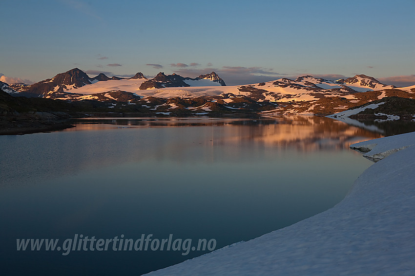 Ved Prestesteinsvatnet en sommerkveld med utsikt mot Smørstabbtindane, Smørstabbrean og Gravdalstinden.