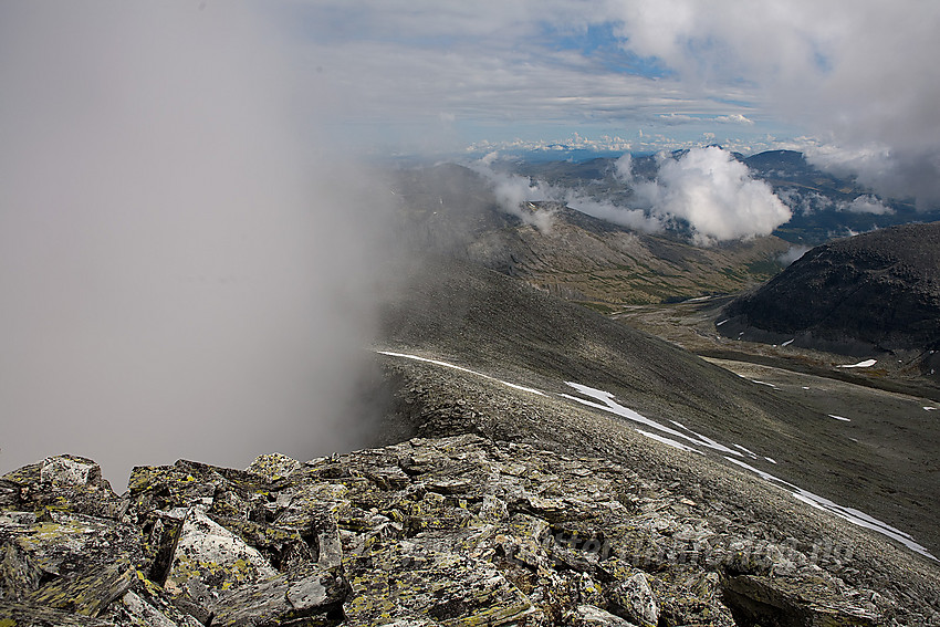 På nordøstryggen mot Storronden med utsikt i retning ytre del av Langbotn og Langglupdalen.