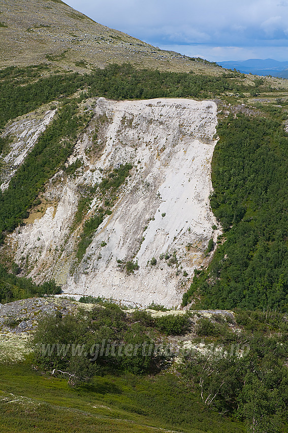 Ved inngangen til Langglupdalen med en høy rasflanke på siden av Langglupbekken.