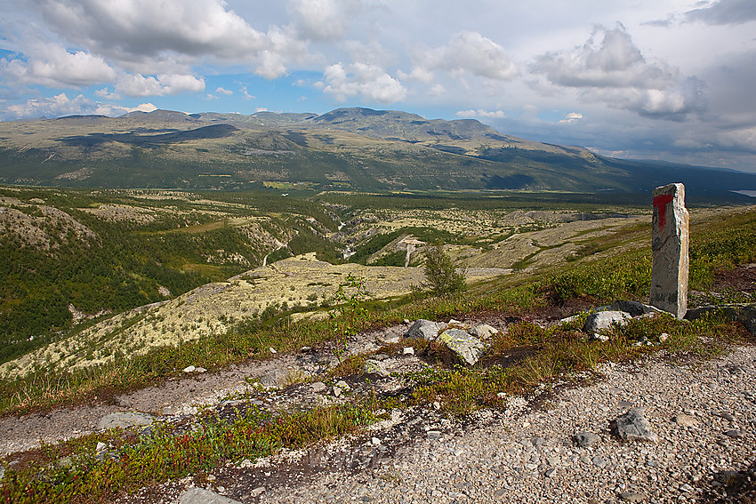 På stien fra Langglupdalen mot Bjørnhollia med utsikt til bl.a. Gravskardhøgda.