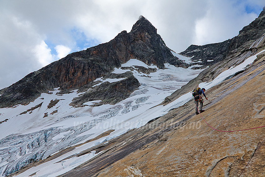 På vei over svaene på østsiden av Slingsbybreen med kurs mot denne. Høyt der oppe ruver Storen (2405 moh) med Mohns skard til høyre.