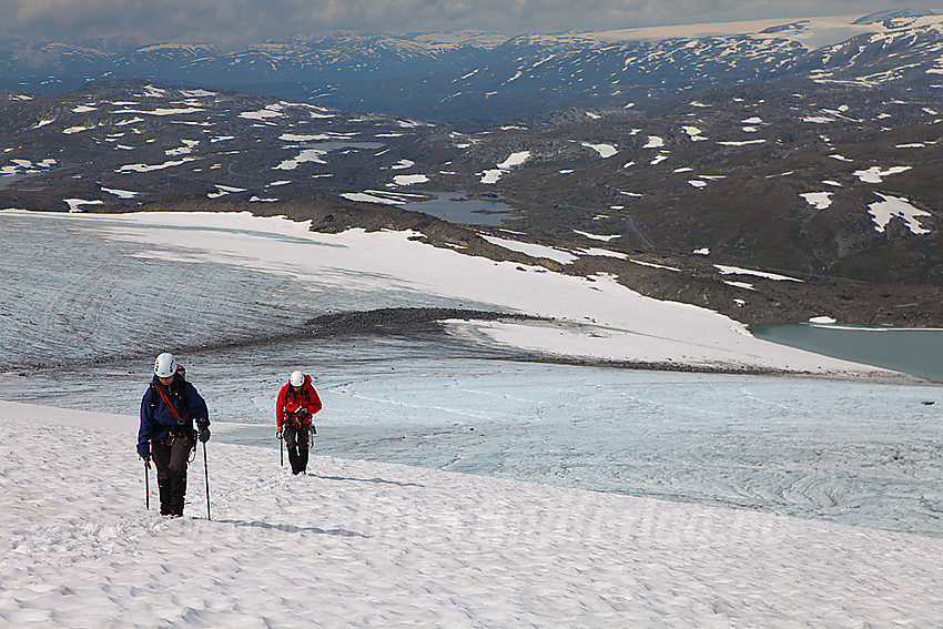 På vei opp Leirbrean med Sognefjellet i bakgrunnen. Legg merke til midtmorenen der Smørstabbrean og Leirbrean møtes.