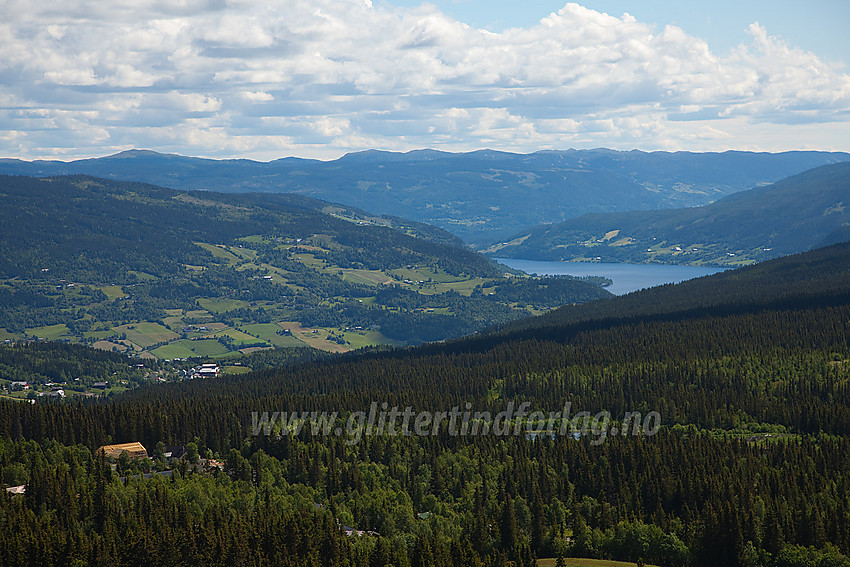 Utsikt fra lia ved Fosheimsætra i retning Strandefjorden og Fagernes.