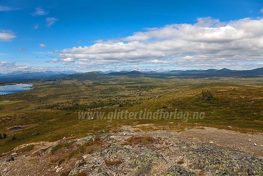 Utsikt fra Synhaugen i retning Nørdre Trollåsen, Kjølafjellet og Gravfjellet.