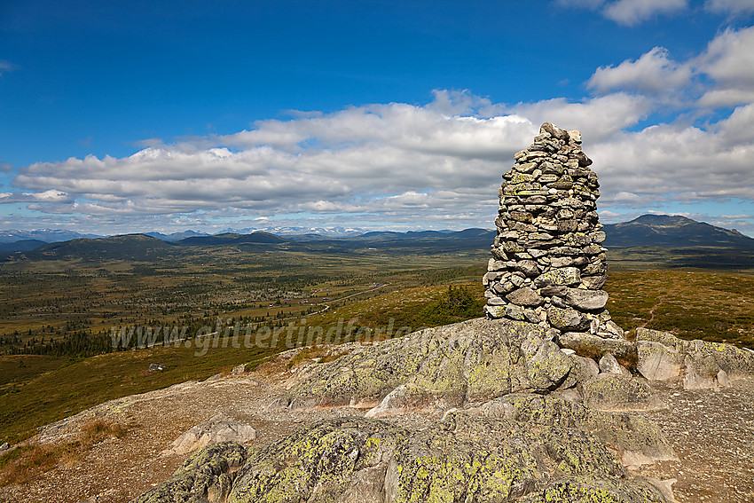 Utsikt fra Synhaugen i retning Nørdre Trollåsen, Kjølafjellet og Gravfjellet.