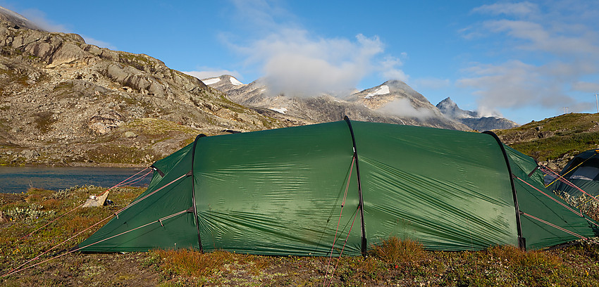 Teltleir i Koldedalen med Falketind i bakgrunnen.