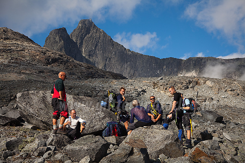 Brekurs i regi av Valdres Tur- og Fjellsportlag. Pause på vei til Falkbreen hvor dagens øvelse finner sted. Falkungen og Falketind (2067 moh) i bakgrunnen.