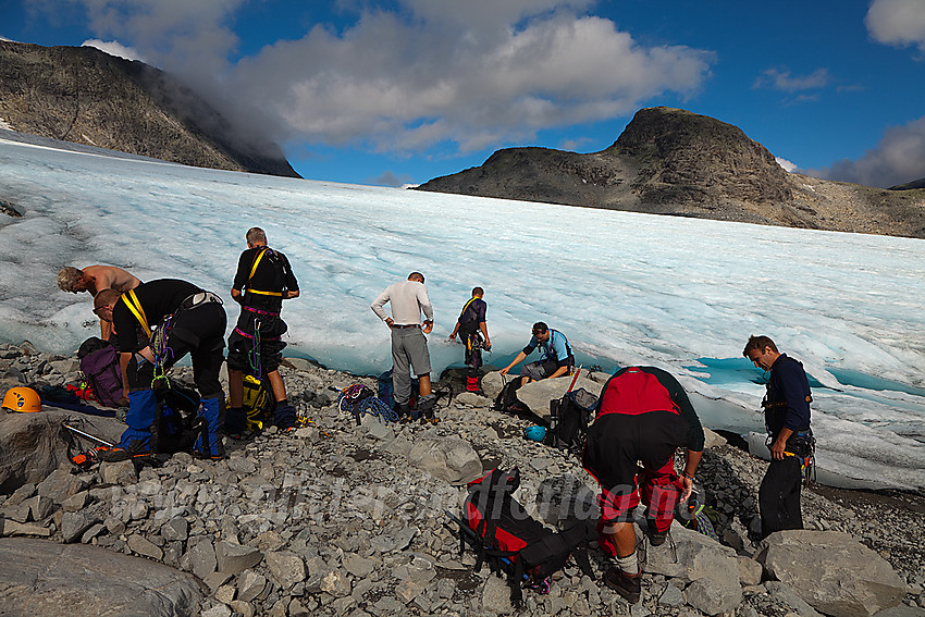 Breutstyr tas på i kanten av Falkbreen med Snøggeknosi (1739 moh) i bakgrunnen.