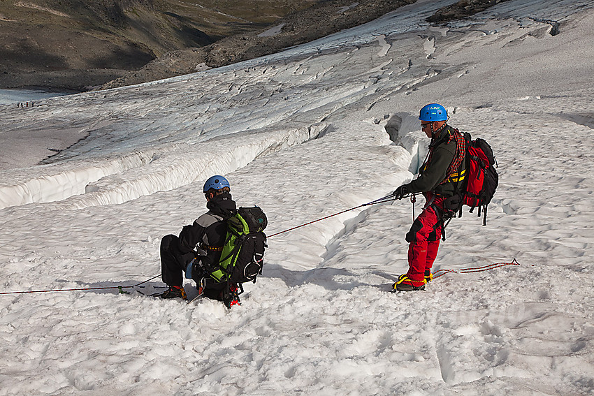 Sprekkredning under brekurs på Falkbreen.