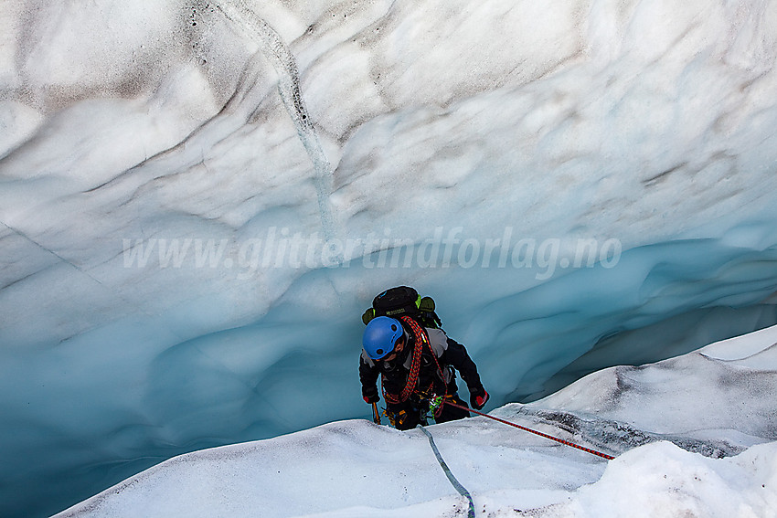 Sprekkredning under brekurs på Falkbreen.