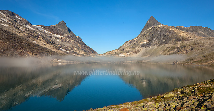 Morgenstemning ved Koldedalsvatnet med Hjelledalstinden (1989 moh) til venstre og Falketind (2067 moh) til høyre.