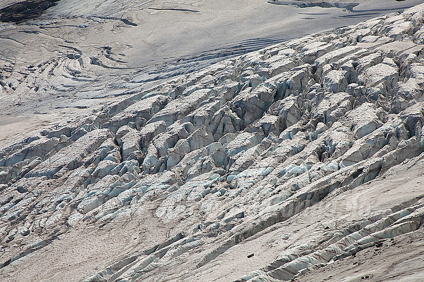 Sentrale deler av Falkbreen har et virvar av sprekker i alle retninger.