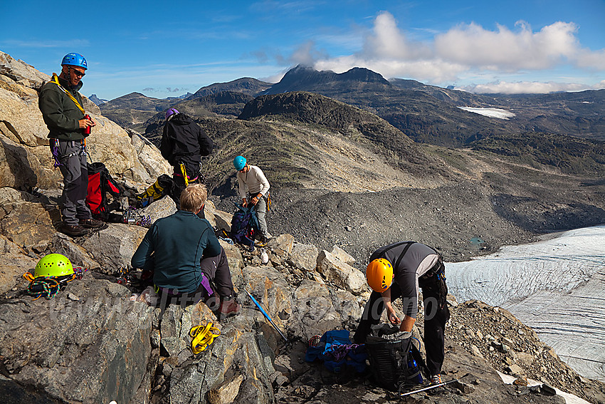 På vei opp pionérruta fra Falkbreen mot Falketind. Vi har akkurat gått i land ovenfor breen og ser bl.a. Snøggeknosi og Uranostinden i bakgrunnen.