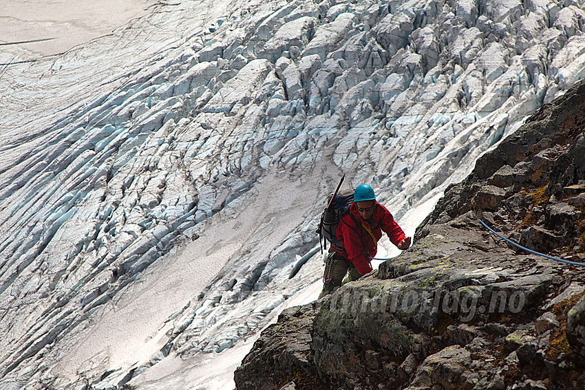 På vei opp pionérruta mot Falketind. Falkbreen i bakgrunnen.