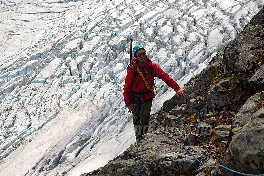 På vei opp pionérruta mot Falketind. Falkbreen i bakgrunnen.