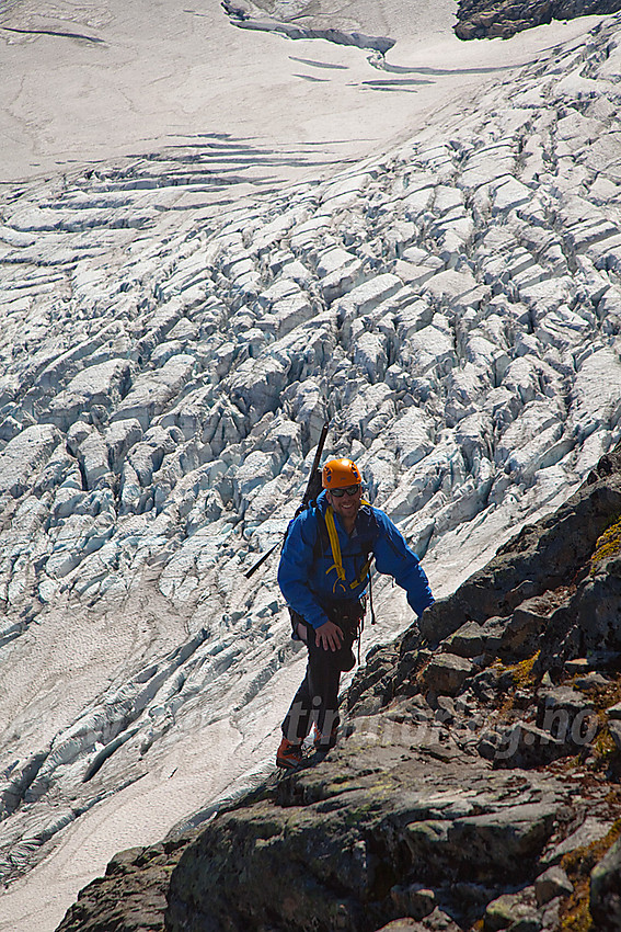 På vei opp pionérruta mot Falketind. Falkbreen i bakgrunnen.