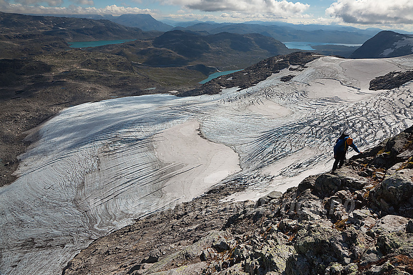 På vei opp pionérruta mot Falketind. Falkbreen i bakgrunnen.