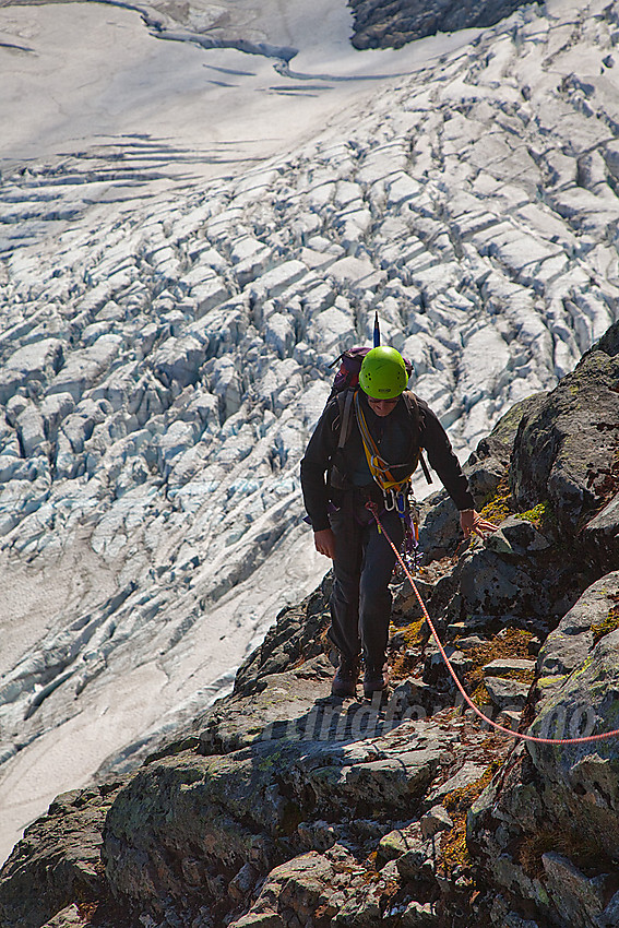 På vei opp pionérruta mot Falketind. Falkbreen i bakgrunnen.