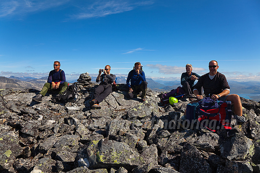 Pause på toppen av Midtre Stølsnostinden (2001 moh).