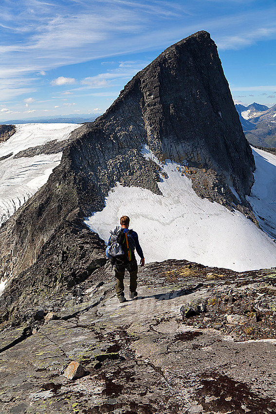 Svaparti vest for Midtre Stølsnostinden med Stølsnostinden (2074 moh) bakenfor.