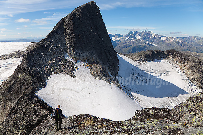 Svaparti vest for Midtre Stølsnostinden med Stølsnostinden (2074 moh) bakenfor.