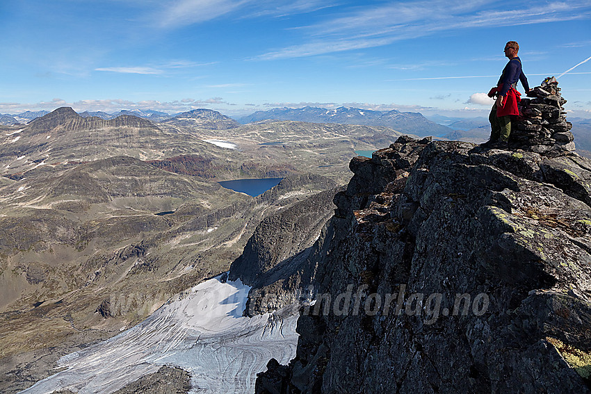 På toppen av Stølsnostinden (2074 moh) med utsikt i østlig retning.