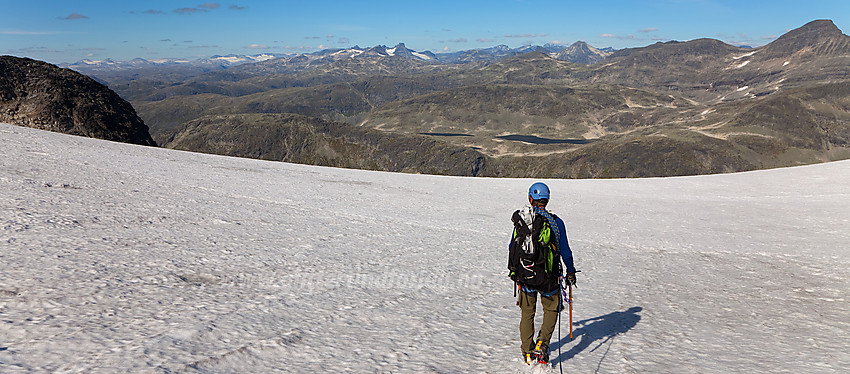 Brevandrer på vei ned Stølsnosbreen mot nord.