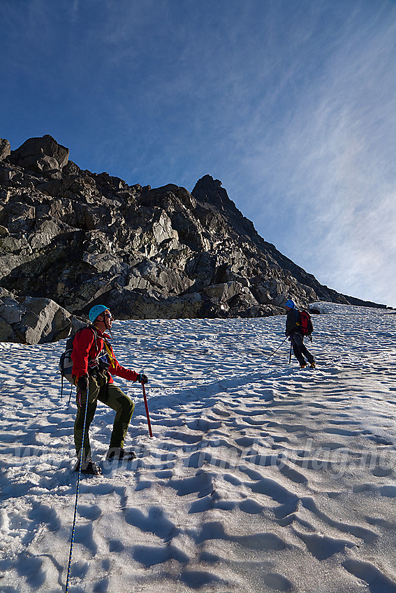 Brevandrer på vei ned Stølsnosbreen oppunder den steile Midtre Stølsnostinden (2001 moh).