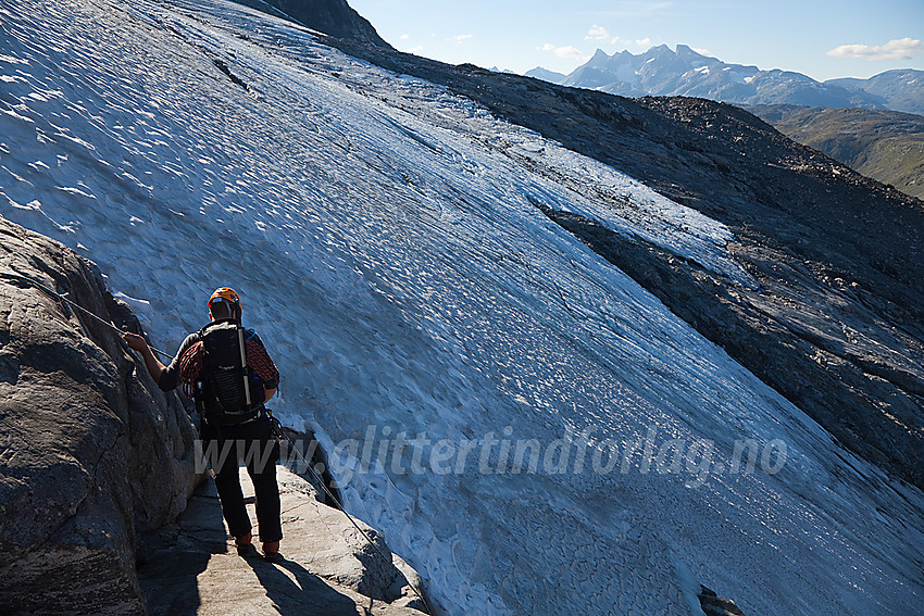 På vei ned en kort bratt passasje ved siden av nedre del av Stølsnosbreen.