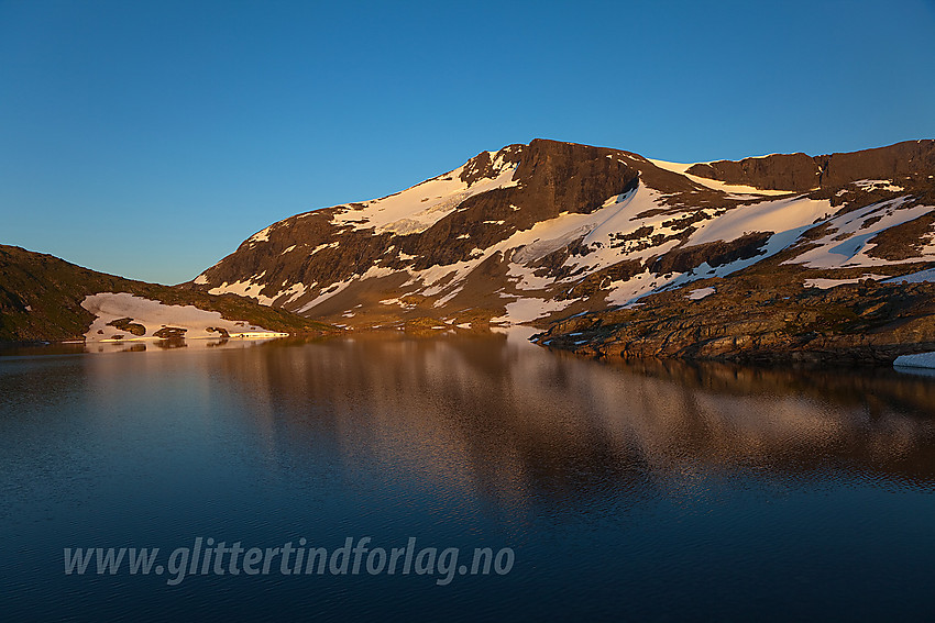 Øvre Hervavatnet med Store Steindalsnosi (2025 moh) i bakgrunnen.