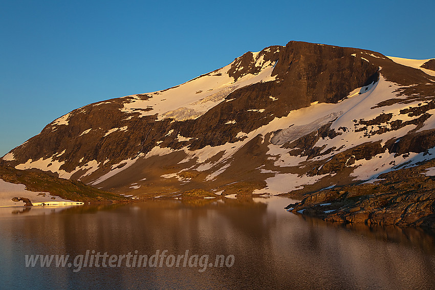 Øvre Hervavatnet med Store Steindalsnosi (2025 moh) i bakgrunnen.