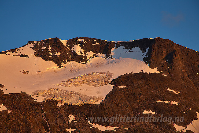 Store Steindalsnosi (2025 moh) fra nord med den vesle hengebreen i nordflanken.