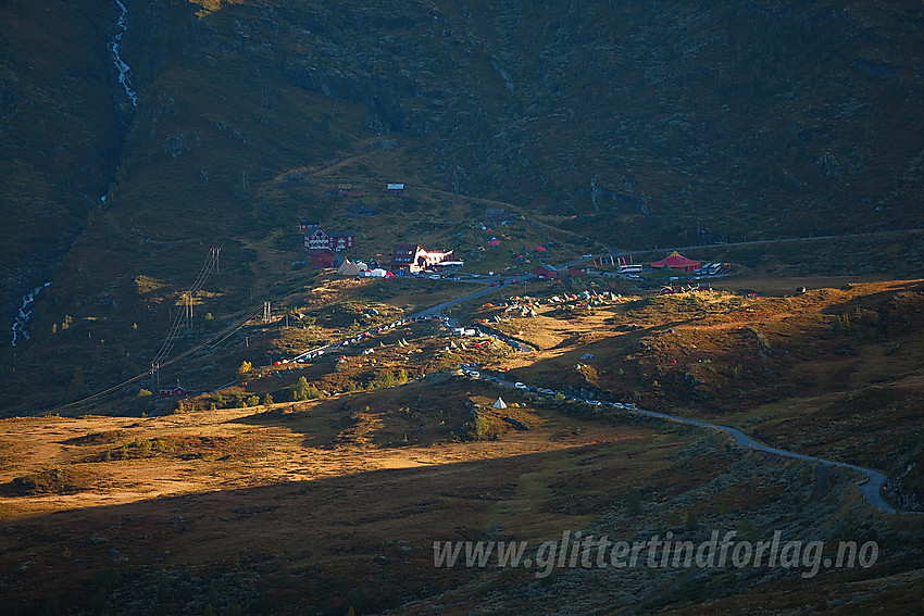 Fugleperspektiv på Turtagrø lørdagsmorgenen under Fjellfilmfestivalen 2009. Ganske rikholdig palett med telt.