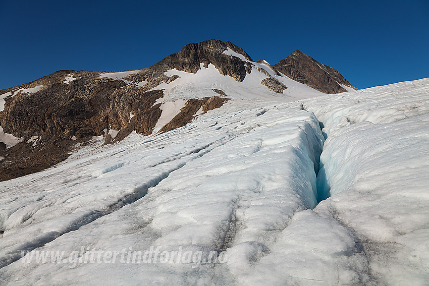 I nedre del av Uranosbreen mot Uranostindane. Sørligste (2048 moh) til i midten og selve Uranostinden (2157 moh) bak til høyre.