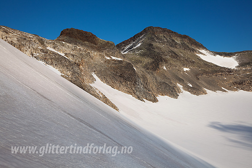 På vei opp bakkene fra Mjølkedalsbreen mot Sagi med utsikt i retning Mjølkedalspiggen (2040 moh).