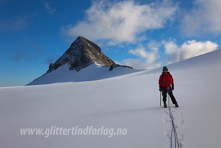 Brevandring på Mjølkedalsbreen med Langeskavltinden (2014 moh) i bakgrunnen.