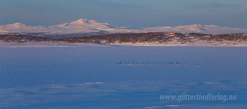 På sørsiden av Fiskeløyse med hyttebebygde Fiskeløyshøgde til høyre. I bakgrunnen dominerer Skaget (1686 moh).