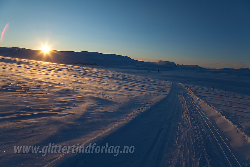 Sola går ned bak Gilafjellet. Bildet er tatt på Syndisfjellet en vinterkveld.