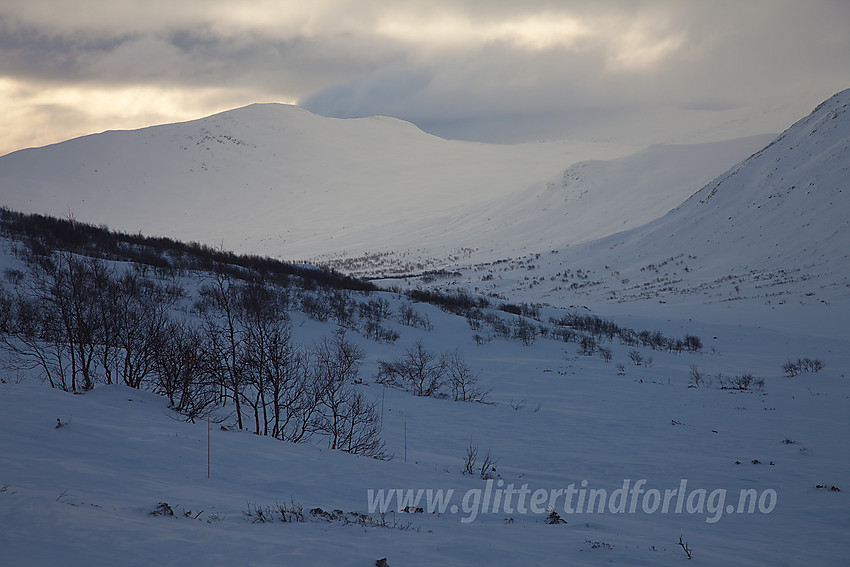 På tur fra Tomashelleren mot Yksndalsbu med utsikt oppover Yksndalen.