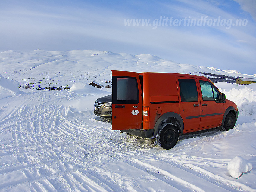 Vinterparkering ved Syndinstøgo med Gilafjellet i bakgrunnen.