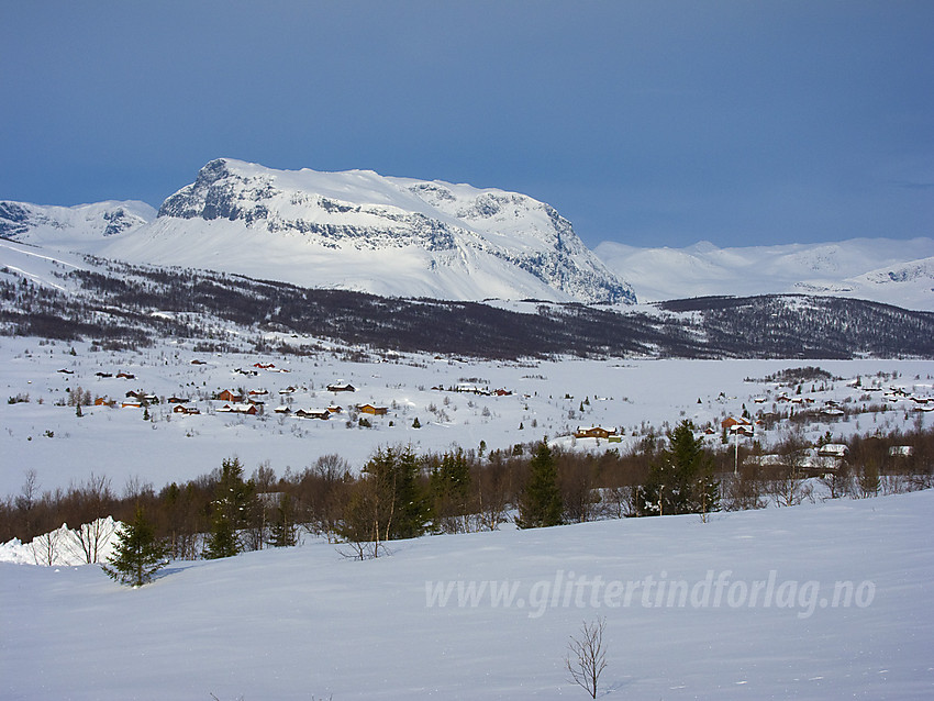 På skitur ved Midtre Syndin med Grindane (1724 moh) i bakgrunnen.