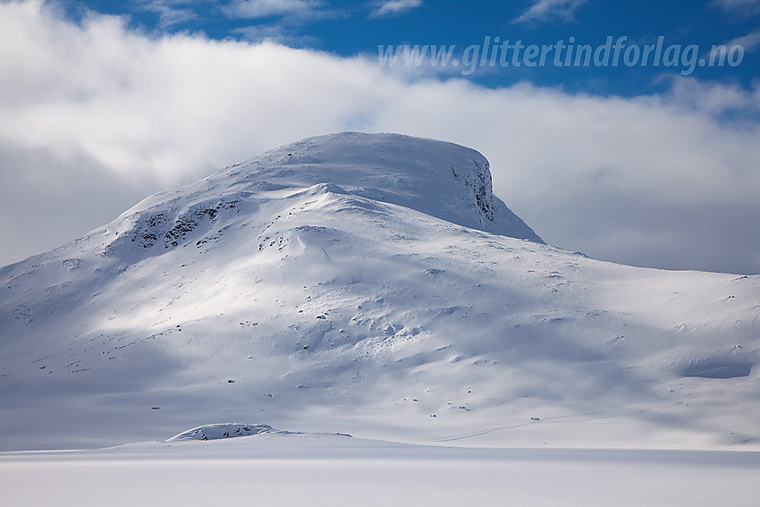 Suletinden (1780 moh) sett fra Sulevatnet.