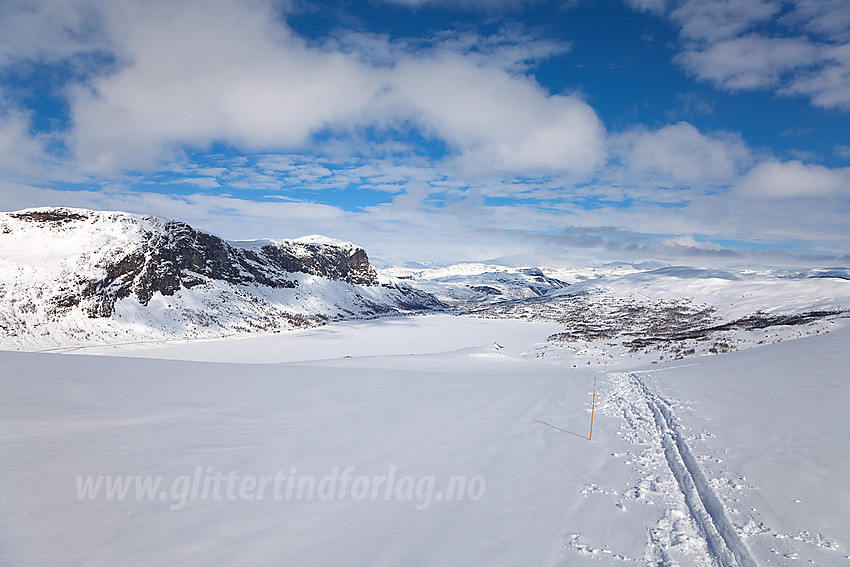 På vei ned fra fjellet mot Otrøvatnet. Stogønose og Skørsnøse bak til venstre.