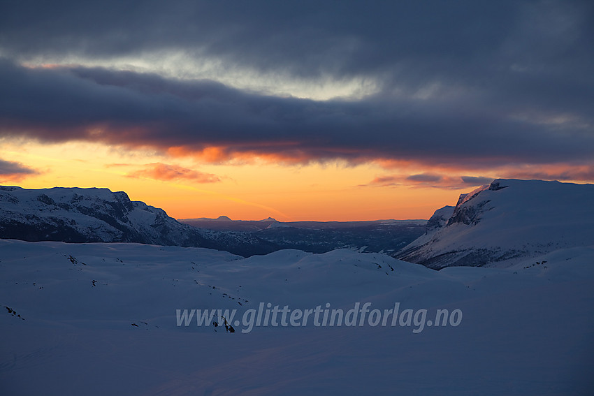 Fra Børrenøse en vintermorgen med utsikt østover. Skjøld / Bergsfjellet ses på høyre side og Skyrifjellet til venstre. I det fjerne skimtes Rundemellen og Skarvemellen.